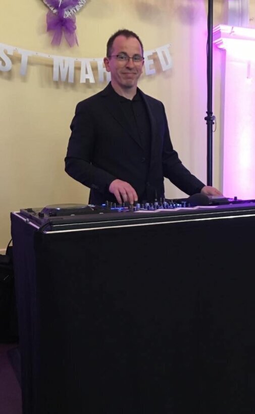 Euer Hochzeits-DJ mit Erfahrung und Gespür für die Tanzfläche