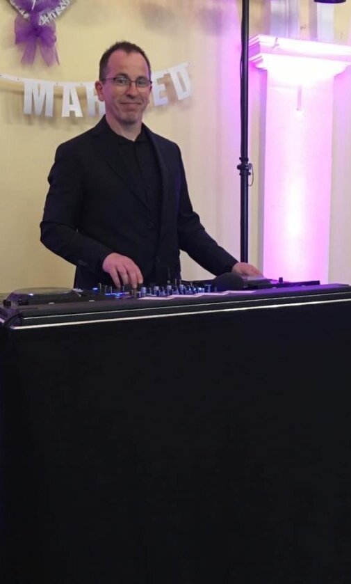 Hochzeits Dj Bernd Rohr an seinem Arbeitsplatz