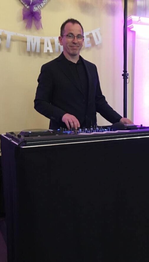 Euer Hochzeits-DJ mit Erfahrung und Gespür für die Tanzfläche