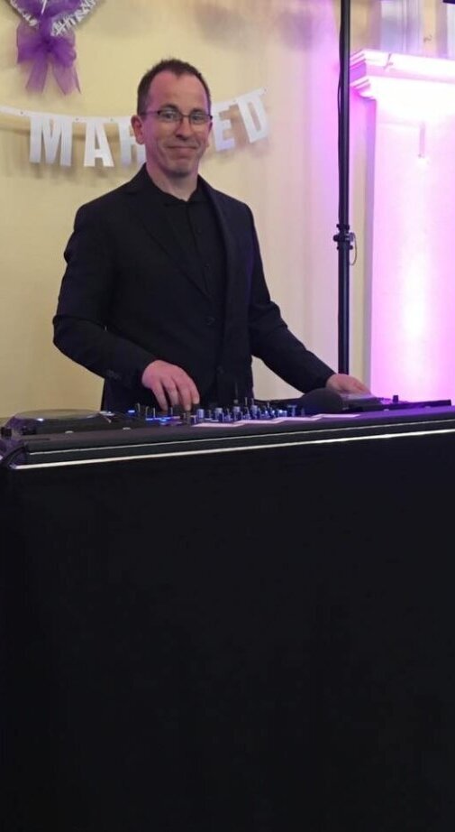 Hochzeits Dj Bernd Rohr an seinem Arbeitsplatz