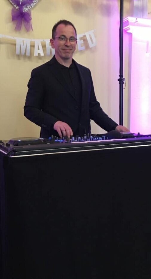 Hochzeits Dj Bernd Rohr an seinem Arbeitsplatz