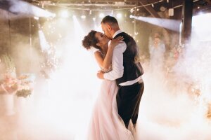 wedding_couple_dancing_their_first_dance_1_